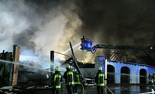 Mit bis zu 90 Kräften bekämpfte die Feuerwehr im Versmolder Ortsteil Bockhorst den Brand einer Scheune am Helleweg. - Andreas Eickhoff