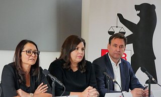 Felor Badenberg (l-r, parteilos), Berliner Senatorin für Justiz und Verbraucherschutz, spricht nach der Konferenz der Justizminister und -senatoren der Bundesländer während einer Pressekonferenz. Neben ihr sitzen Anna Gallina (Bündnis 90/Die Grünen), Hamburgs Senatorin für Justiz und Verbraucherschutz, und Georg Eisenreich (CSU), Staatsminister der Justiz in Bayern. - Soeren Stache/dpa