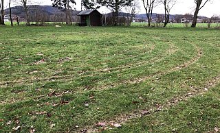 Der Sportplatz in Rothenuffeln an der Bäckerstraße wurde auf einer Länge von etwa 50 Metern mit einem Auto stark beschädigt. Ein Zeuge hatte den mutmaßlichen Täter dabei beobachtet. MT-Archivfoto: Stefanie Dullweber