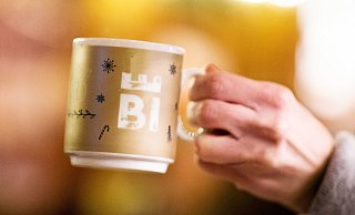Goldig: Die Bielefelder Weihnachtsmarkt-Tasse 2019. Wer auf sein Becherpfand verzichtet, kann dem durch Stürme und Schädlingsbefall schwer geschädigten Stadtwald Gutes tun. - Oliver Krato