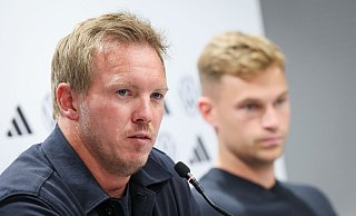 Julian Nagelsmann (l) und Joshua Kimmich bei der Pressekonferenz in Bratislava. - Christian Charisius/dpa
