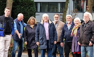 Direkt vorm Rathaus setzen sich die LBA-Mitglieder Justus Dietrich (v. l.), Günter Schlüter, Liz Barnacott, Hermann Ottensmeier, Klaus Rosenberg, Wilhelm Semmler, Marianne Althoff-Hanke und Wolfgang Hanke für einen Zebrastreifen ein. - LBA