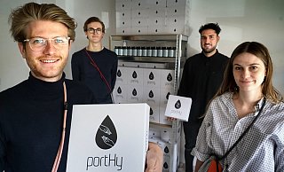 Jonathan Tenge (v. l.), Paul Böllhoff, Julian Hesse und Pauline Tenge haben etwa ein halbes Jahr lang an PortHy, einer Handykette mit integriertem Desinfektionsspender, gearbeitet. Mittlerweile ist der Vorverkauf gestartet. Obwohl Corona ein Ideengeber war, hat die Pandemie für das Start-Up nicht nur Vorteile. - Christian Geisler