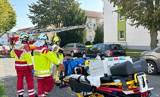 Die Bewohnerin aus dem ersten Obergeschoss musste wegen des Küchenbrandes vom Rettungsdienst behandelt werden. - Ralph Meyer