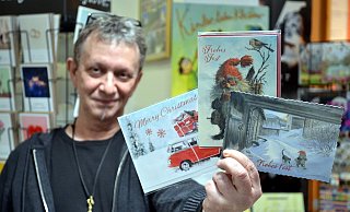 Thomas Senge von der Bünder Leseecke erzählt, dass gerne klassische Weihnachtskarten gekauft werden. - Katharina Eisele