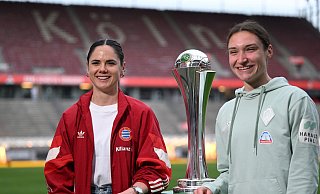 Am 1. Mai spielen sie in Köln gegeneinander um diesen Pokal: die Münchnerin Sarah Zadrazil und die Bremerin Sophie Weidauer bei einem Medientermin. - Federico Gambarini/dpa