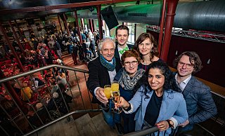 Jens Julkowski-Keppler, Dominic Hallau, Britta Haßelmann, Alexandra Geese, Schahina Gambir und Matthi Bolte-Richter (v.l.) beim Neujahrstreffen der Bielefelder Grünen in der Hechelei. - Mike-Dennis Müller