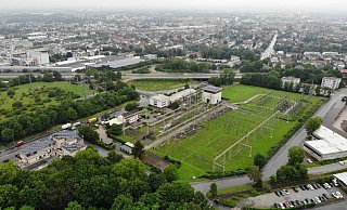 Das Umspannwerk Paderborn-Süd von Betreiber Avacon erstreckt sich beidseits der Borchener Straße (links). Oberhalb des Grundstücks ist die Auffahrt der Bundesstraße 64 zu sehen. Jenseits der Schnellstraße befindet sich die Feuerwache Süd. Das Avacon-Areal bietet eine gute Anbindung, viel Raum und direkte Innenstadtnähe. - Jens Reddeker