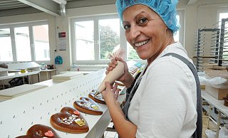 Mit Freude dabei: Evangelia Sarma dekoriert Lebkuchenherzen, die für das Oktoberfest bestimmt sind. - Heiko Kaiser
