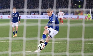 Julian Kania bringt Arminia Bielefeld gegen Stuttgart II vom Elfmeterpunkt in Führung. - Oliver Krato