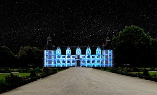 Illuminiert: Das Neuhäuser Schloss leuchtet in kräftigem Blau. - The Nightlab/ Schlosspark- und Lippesee- Gesellschaft