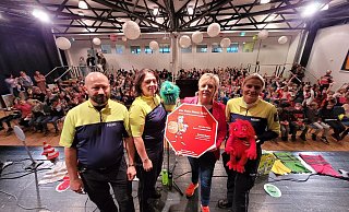 Bereiten die Kinder auf den Straßenverkehr vor: Andreas Liedtke (von links), Jennifer Landwehrmeyer, Sängerin Sandra Faryn und Andrea Kumpert. - Florian Weyand