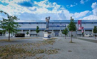Noch herrscht vor der Benteler-Arena Ruhe, zum Bundesliga Heimauftakt sammeln sich hier die Fans. - Andreas Zobe