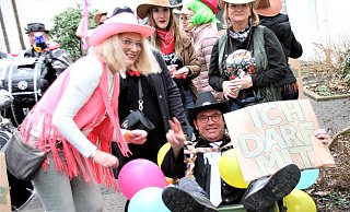 Für Sheriff Carsten Torke gab's kein Pferd, sondern es ging ab in den Bollerwagen: So kutschierten ihn die jecken Frauen aus Steinheim, Lothe und Umgebung ins große Festzelt. Die Aufschrift seines Tickets: "Ich darf mit". - Madita Schellenberg