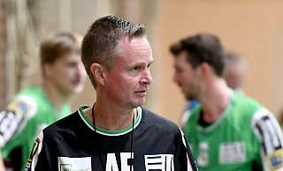 Er sieht genau hin: André Fuhr, Trainer des Handball-Oberligisten VfL Mennighüffen. - Jürgen Krüger