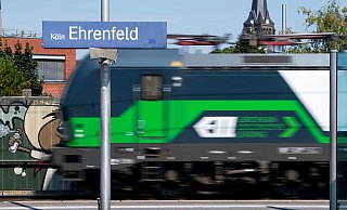 Auf dem Bahnhof Köln-Ehrenfeld (Archivfoto) stürzte eine Frau ins Gleis.  - picture alliance/dpa