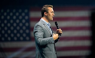 Der Podcaster ist nach den Worten von US-Präsident Trump angeschossen worden. (Archivbild) - Alex Brandon/AP/dpa