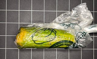 Der Vater der Frau nahm das Paket mit der Gurke an und bezahlte. - Polizei Sulzbach-Rosenberg/dpa