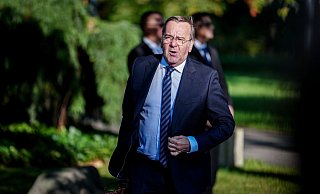 Verteidigungsminister Pistorius dringt darauf, sich an den vereinbarten Zeitplan zu halten. (Archivbild) - Kay Nietfeld/dpa