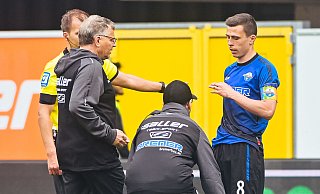 SCP-Kapitän Ron Schallenberg hat sich an der linken Hand verletzt. Mannschaftsarzt Lutz Mahlke (l.) und Physiotherapeut Jörg Liebeck werden ihm eine wirkungsvolle, aber schmerzhafte Behandlung verpassen. - Besim Mazhiqi