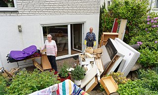 Renate und Dieter Tibo haben die Gegenstände aus der Kellerwohnung heraus geschafft. Allein schon wegen der Geruchsbelästigung. - Andreas Sundermeier