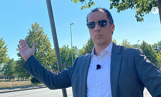 Comedian Oliver Pocher tauchte plötzlich als Clemens Tönnies verkleidet in Verl-Sürenheide auf und verteilte Geschenke an die Werkvertragsarbeiter. Sein Motto dabei: "Tönnies entschuldigt sich." - Instagram/Oliver Pocher