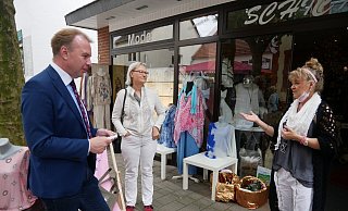 Rosa Fichte (r.) führt das Fachgeschäft für Mode und Wohnambiente "Schick". Sie ist überzeugt: "In die Fußgängerzone muss mehr Leben." - Klaus Karenfeld