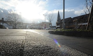 Die Aufpflasterungen auf dem Parkplatz an der Stadtsparkasse waren erst vor kurzem gebaut worden. In Teilen sollen sie nun zurückgebaut werden. - Joern Spreen-Ledebur
