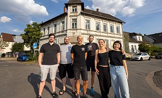 Mitglieder der Wohninitiative vor dem Haus Petristraße 2, das sie kaufen und renovieren wollen: Marian, Acik, Phillip, Léon, Hannah und Ruth. - Oliver Krato