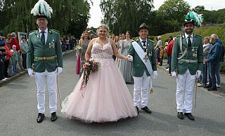 Auch in Weine wurde der Festumzug mit dem Königspaar Vincenz Thöne und Lea Volke in Begleitung des Adjutanten Hendrik Steven (r.) und Mayor Stefan Happe verkürzt. - Johannes Büttner