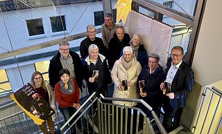 Daniela Dembert (Stadt Enger, Kultur- und Verkehrsverein, v. l.), Kantorin Antje Wiese , Museumsleiter Olav Heinemann, Horst Wilke (Verein Kleinbahnmuseum) , Friedhelm Treczack (MGV Lohengrin), Matthias Rasche (Stammtisch Barmeierplatz, Enger impulsiv), Michael Hellwig (Literaturprojekt Rumpelstilzchen), Christine Settnik (Widukind-Chor), Erdmuthe Fleer (Werkarbeit-Gemeinschaft, Neues Forum), Angela Franke (Verein Gerbereimuseum) und Bürgermeister Thomas Meyer stellten im Widukind-Museum Engers Kulturprogramm für 2025 vor. - Britta Bohnenkamp-Schmidt