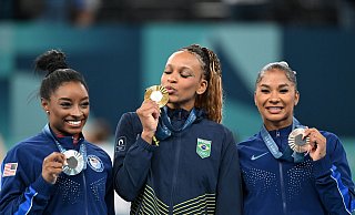 Bei der Siegerehrung hatte Jordan Chiles (r) ihre Medaille noch - das Internationale Sportgericht entschied, zu Unrecht. - Marijan Murat/dpa