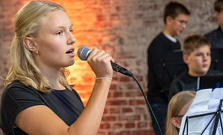 Die Big Band des Friedrichs-Gymnasiums lockt mit swingendem Jazz zahlreiche Zuhörende in den Alten Güterbahnhof. - Ralf Bittner