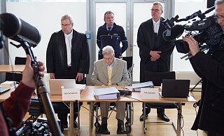 Der Angeklagte Reinhold Hanning im Verhandlungssaal in Detmold. Neben ihm seine Anwälte Andreas Scharmer (l) und Johannes Salmen (r). - dpa