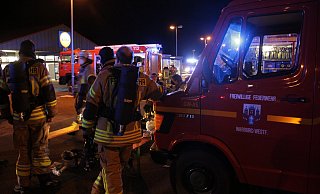 Zahlreiche Einsatzkräfte waren an der Warburger Lidl-Filiale im Einsatz. - Dieter Scholz