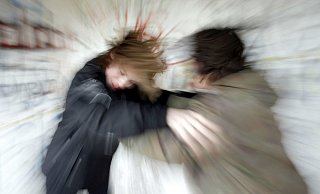 Mehrere Jugendliche gingen auf den Jungen los. - picture-alliance/ dpa