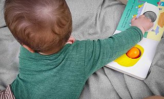 So bleibt das Material schön und sauber: Frische Flecken auf Wolle-Seide-Bodys entfernt man am besten sofort mit kaltem Wasser und etwas Gallseife. - Jessica Kliem/dpa-tmn