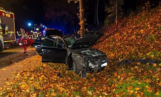 Der Wagen kam an einem Baum zum Stehen. - Feuerwehr Porta/Michael Horst