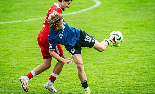 Arminias Julien-Noah Kracht, hier mit einer anspruchsvollen Ballannahme gegen den SV Schermbeck, darf wie das gesamte U21-Team mit der bisherigen Saison zufrieden sein. - Mike-Dennis Mller