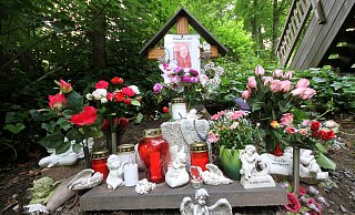 Warum? Diese Frage steht am Kreuz an der Höxteraner Brücke, die an den tödlichen Sturz von Sandra Gallinger erinnert. - David Schellenberg