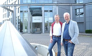 Stefan Mittendorf (links) und Dr. med. Ludger Killich eröffnen in der Zentrale der Gerry Weber International AG im Oktober ein Medizinisches Versorgungszentrum (MVZ). Dabei handelt es sich um ein Pilotprojekt, das hausärztliche Versorgung neu denkt und unter dem Motto agiert: Digital vor ambulant. - Nicole Donath