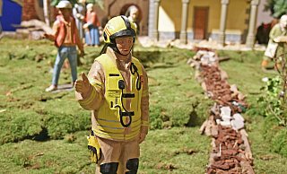 Die Figur des Feuerwehrmannes wird künftig mit an der Paderborner Domkrippe stehen. - Maria Aßhauer/Erzbistum Paderborn