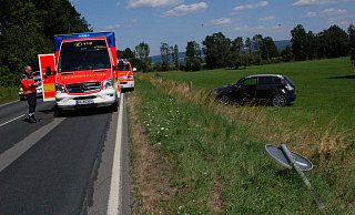 Der schwarze Nissan kam von der Straße ab und überschlug sich. Rettungskräfte und Notarzt versorgten den Verletzten. - Mathias Brüggemann