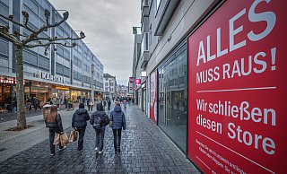 Die Bahnhofstraße in Bielefeld an einem trüben März-Tag. Einige Läden wie Zero stehen leer. - Sarah Jonek Fotografie