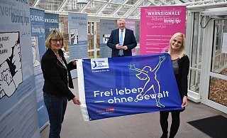 Claudia Pelz-Westkamp, Daniel Hartmann, Sarah Thiet (Gleichstellungsbeauftragte des Kreises HX) - Svenja Ludwig