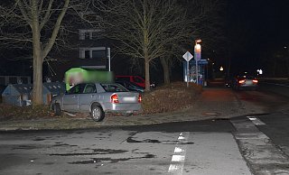 Zaun und Verkehrsschild demoliert: Der Unfallverursacher war alkoholisiert und ohne Führerschein unterwegs. - Polizei Herford