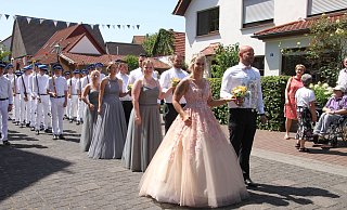 Bezaubernd: Das Königspaar Corinna Leweke und Matthias Föckel mit seinem gut gelaunten Hofstaat. - Madita Schellenberg