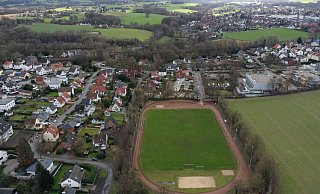 Im Stadion am Mittelbach hat der FC Löhne-Gohfeld sein Zuhause. Um sich darin wohlzufühlen, hat der verein nun einige Ideen. bei der Stadt stößt das allerdings zum Teil auf Skepsis. - Jürgen Krüger
