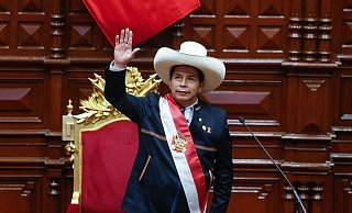 Pedro Castillo winkt während der Zeremonie zu seiner Amtseinführung im Kongress. - Foto: Karel Navarro/Presidencia Peru/dpa