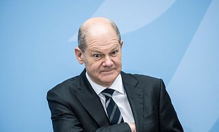 Bundeskanzler Scholz bei der Amtsübergabe von Steffen Seibert an den neuen Regierungssprecher Steffen Hebestreit. - Foto: Steffi Loos/POOL AP/dpa